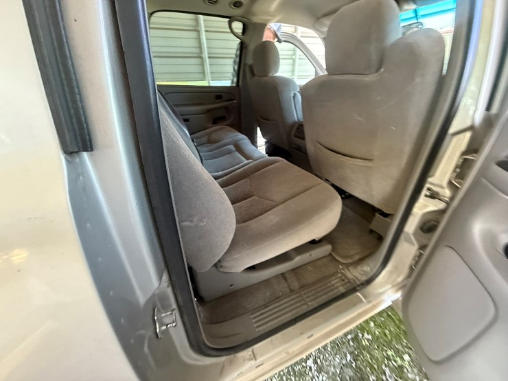 2004-chevrolet-suburban-image-25