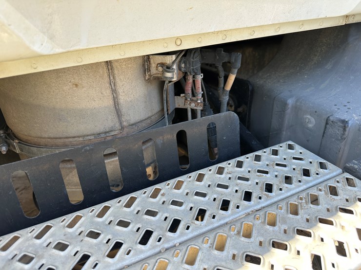 #33712-•-2011-mack-cxu-t/a-sleeper-truck-tractor-1m1aw09y5bm013138-image-51