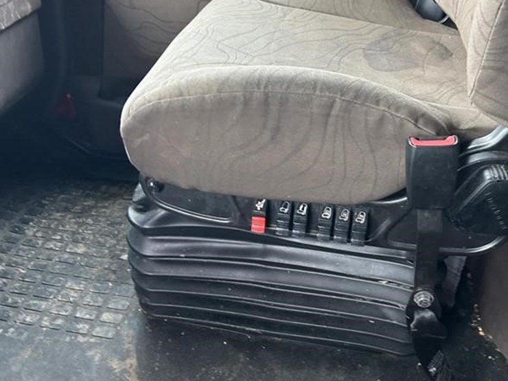 volvo-vnl42t670-image-19