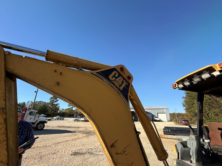 caterpillar-420d-image-17