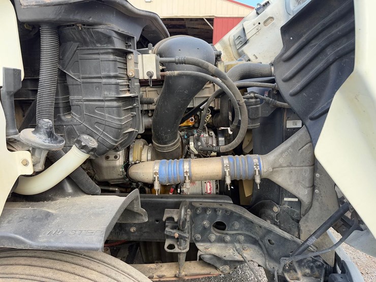 freightliner-semi-tractor-image-26