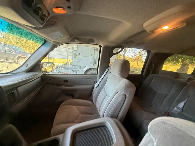 2004-chevrolet-suburban-image-58