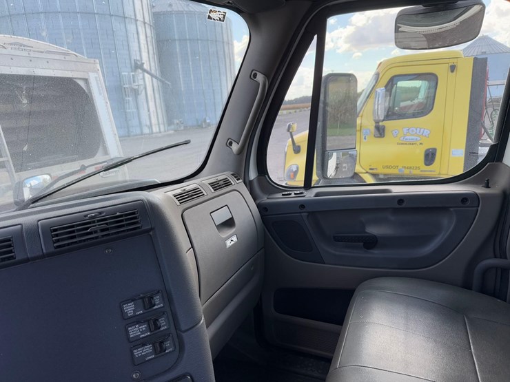 freightliner-semi-tractor-image-33