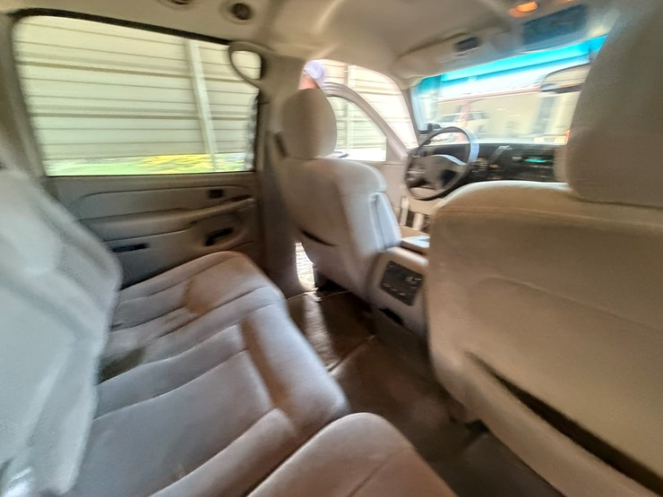 2004-chevrolet-suburban-image-32