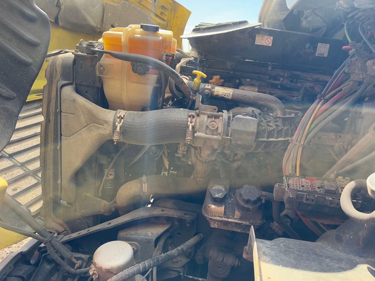 freightliner-semi-tractor-image-28