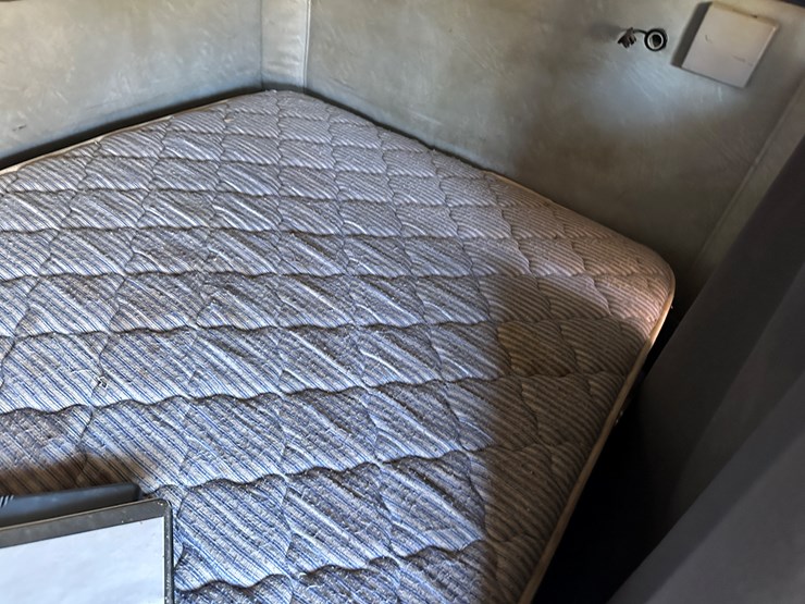 #33712-•-2011-mack-cxu-t/a-sleeper-truck-tractor-1m1aw09y5bm013138-image-82