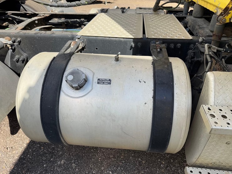 freightliner-semi-tractor-image-6