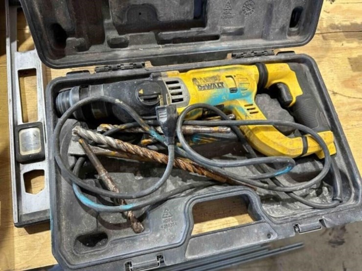 dewalt-hammer-drill--powers-on-image-1