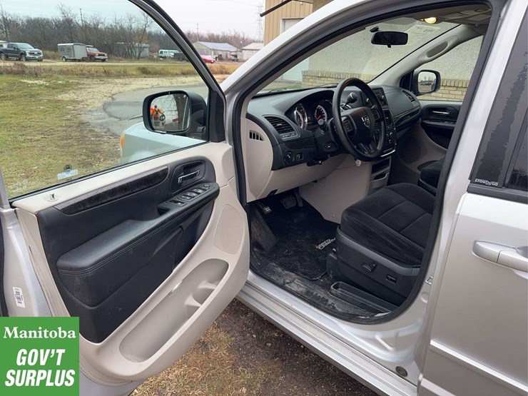 2012-dodge-grand-caravan-sxt-image-16