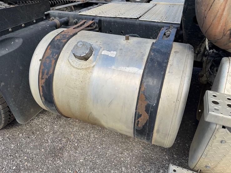 freightliner-semi-tractor-image-19