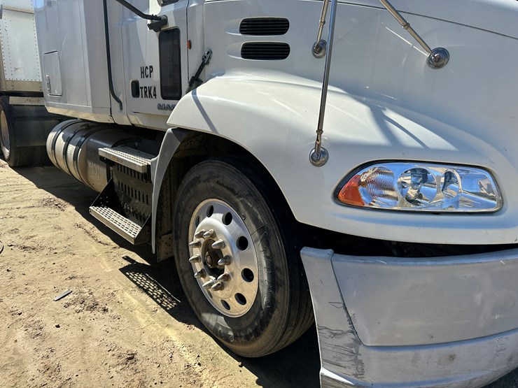 #33710-•-2011-mack-cxu-t/a-sleeper-truck-tractor-1m1aw09y3bm013638-image-42