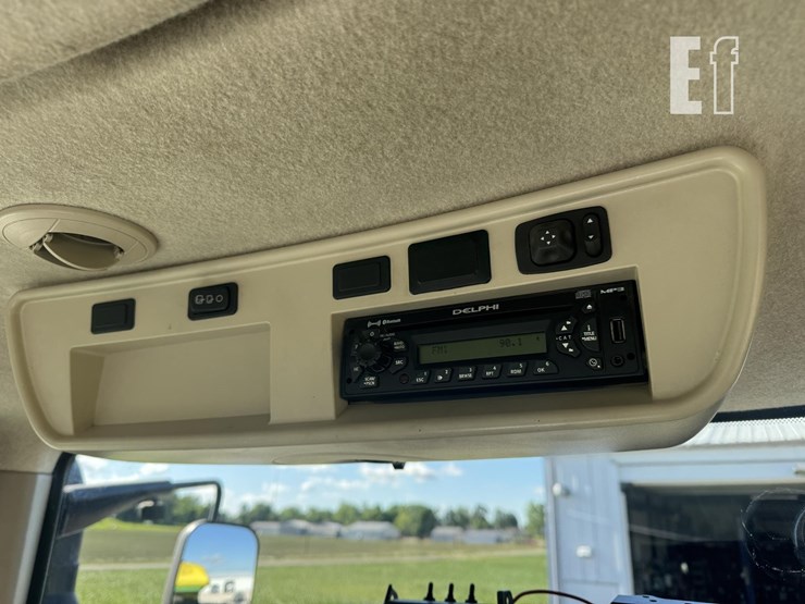 2013-john-deere-8235r-image-25