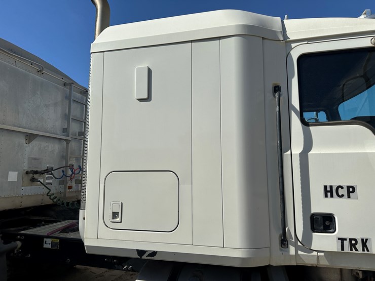 #33704-•-2011-mack-cxu-t/a-sleeper-truck-tractor-1m1aw09y8bm013165-image-44