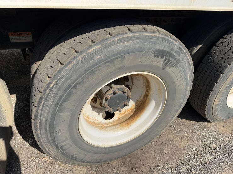 freightliner-semi-tractor-image-17