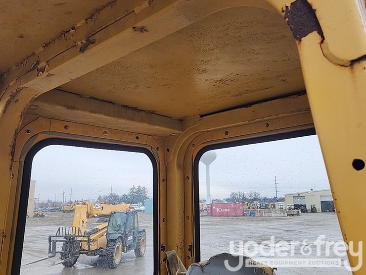 2004-deere-700h-image-26