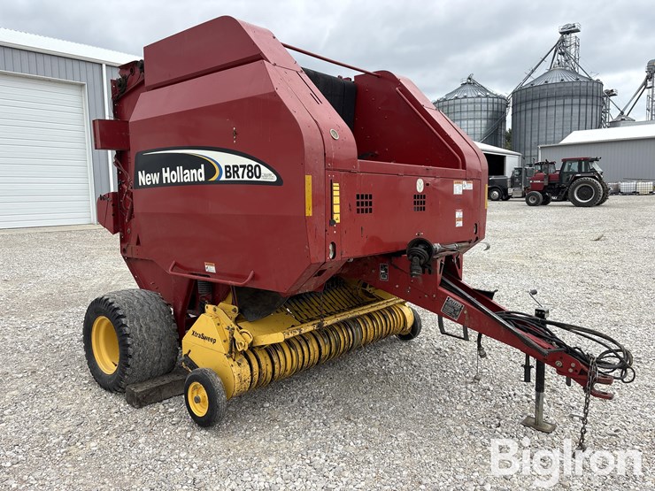 2005-new-holland-br780-image-3