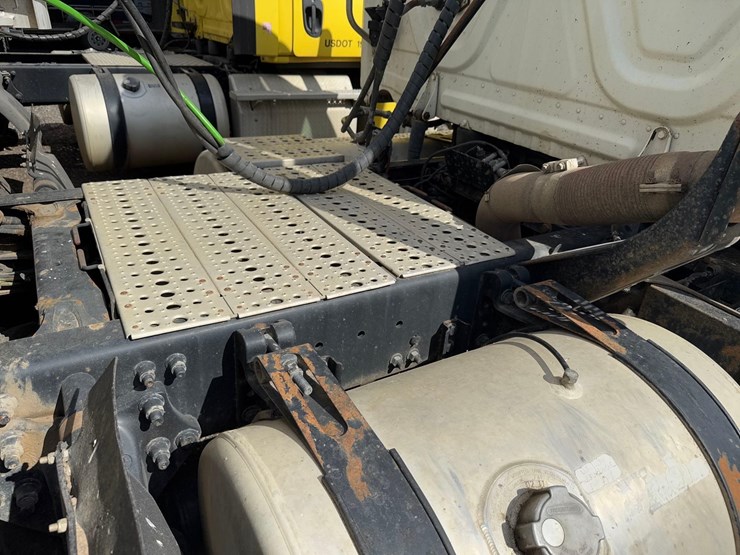 freightliner-semi-tractor-image-18