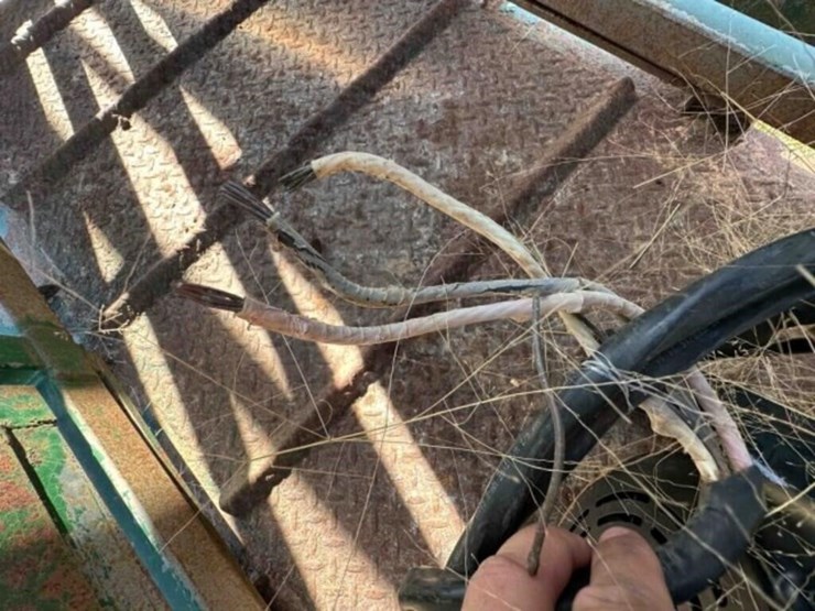 arrowquip-cp-1050-hydraulic-squeeze-chute-image-11