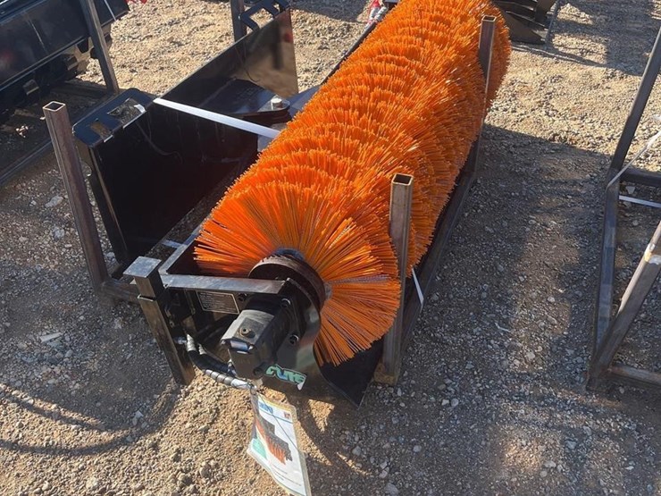 future-61in-hydraulic-skid-steer-sweeper-image-2