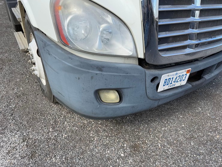 freightliner-semi-tractor-image-16