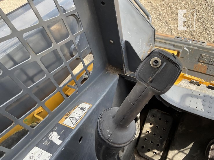 2015-deere-319e-image-17