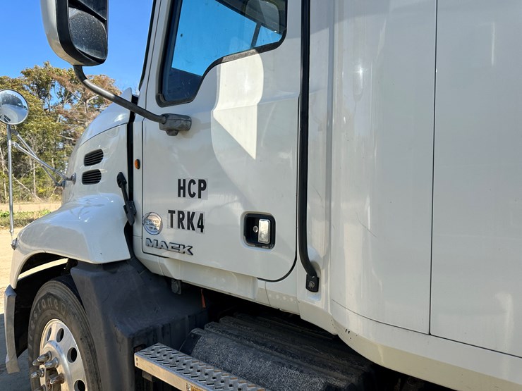 #33710-•-2011-mack-cxu-t/a-sleeper-truck-tractor-1m1aw09y3bm013638-image-33