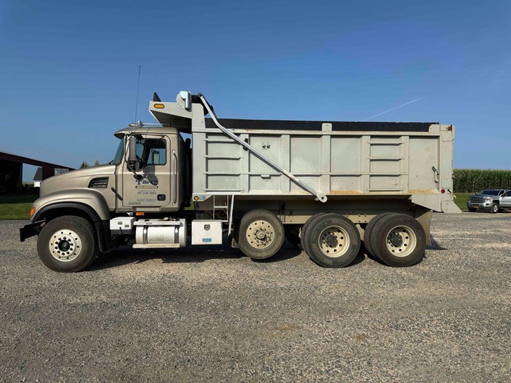 2005-mack-granite-ch713-tri-axle-dump-image-1