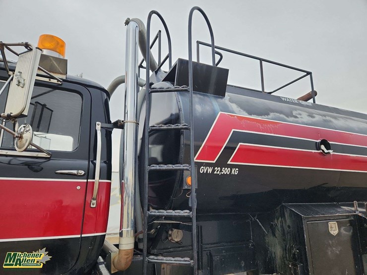 1976-mack-r600-image-35