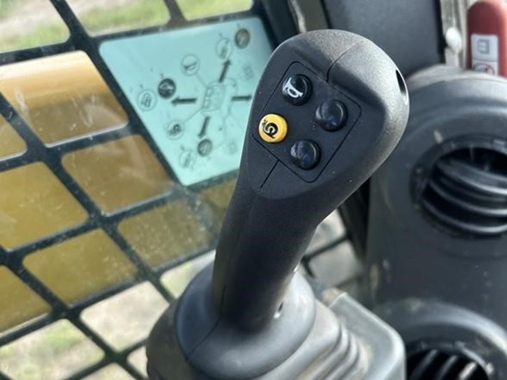 2019-caterpillar-262d3-image-32