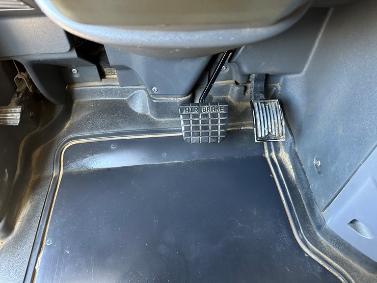 #33712-•-2011-mack-cxu-t/a-sleeper-truck-tractor-1m1aw09y5bm013138-image-70