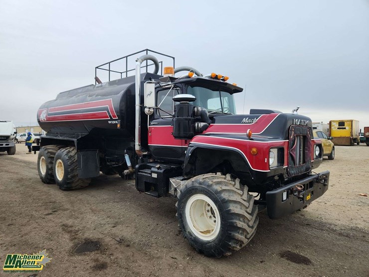 1976-mack-r600-image-2