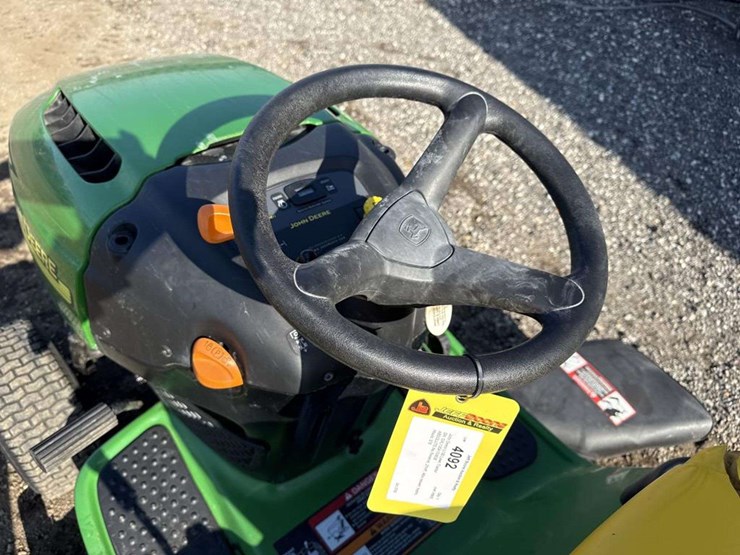 john-deere-l130-lawn-tractor-image-11