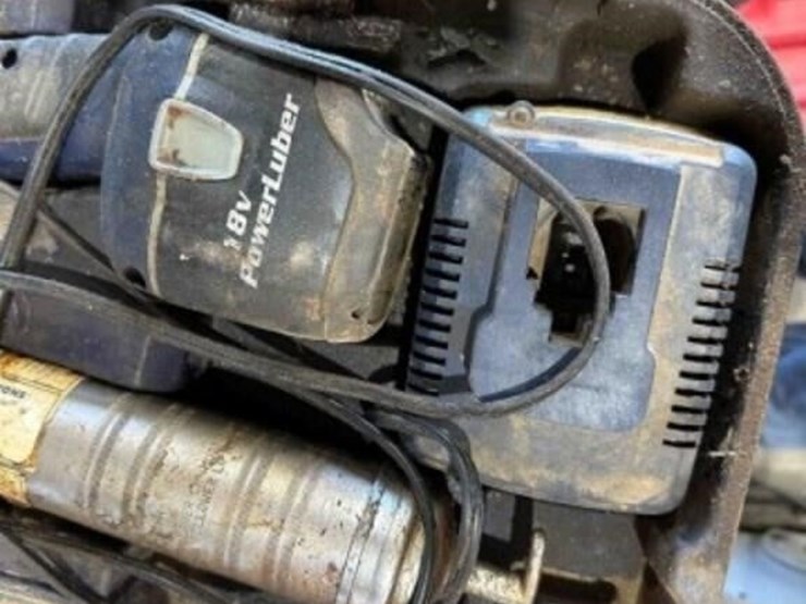 lincoln-18v-power-luber--2-batteries-&-charger-image-3