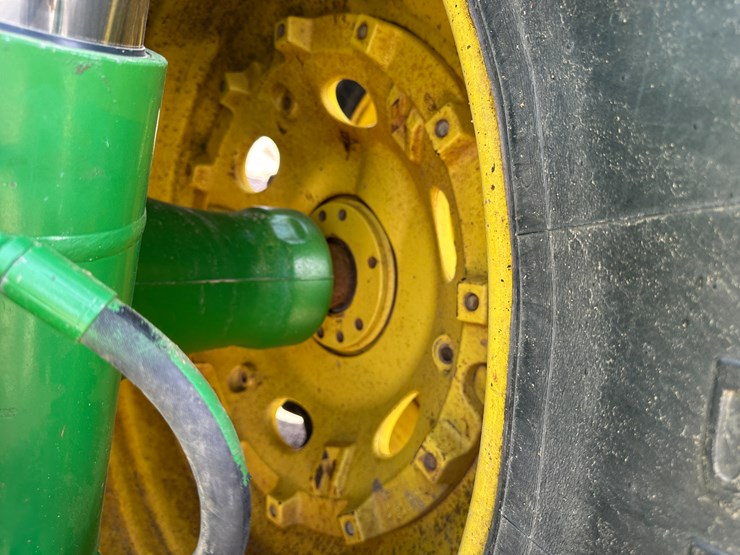 2010-john-deere-8295r-image-11