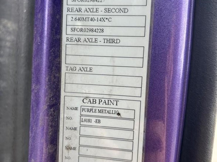 volvo-vnl42t670-image-8