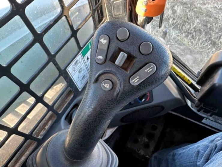 2024-bobcat-t740-image-21