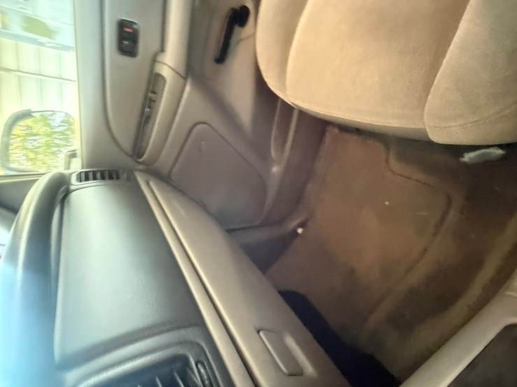 2004-chevrolet-suburban-image-59