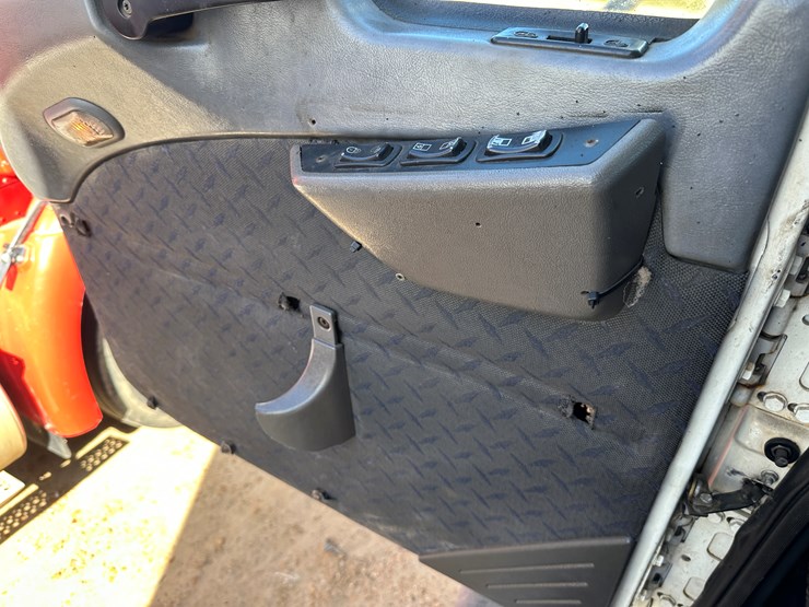 #33704-•-2011-mack-cxu-t/a-sleeper-truck-tractor-1m1aw09y8bm013165-image-75