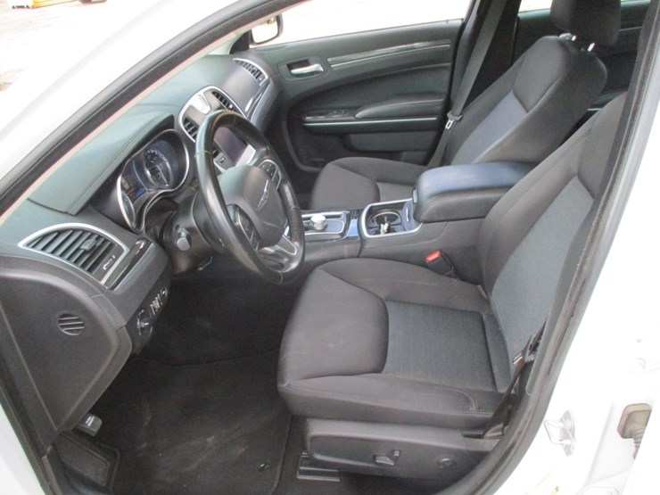 2021-chrysler-300-sedan,-image-7