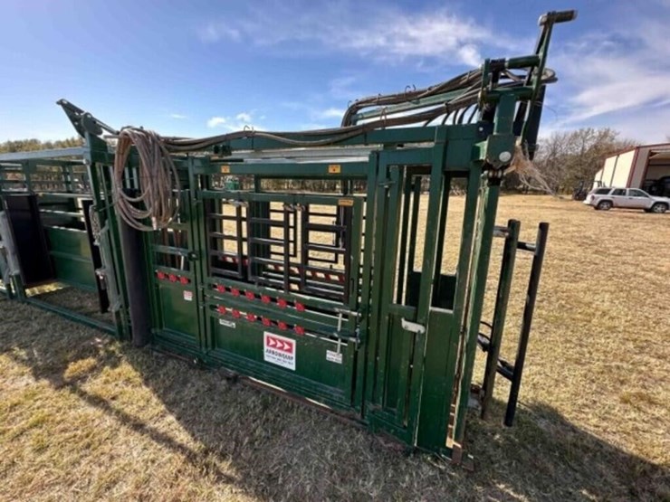 arrowquip-cp-1050-hydraulic-squeeze-chute-image-5