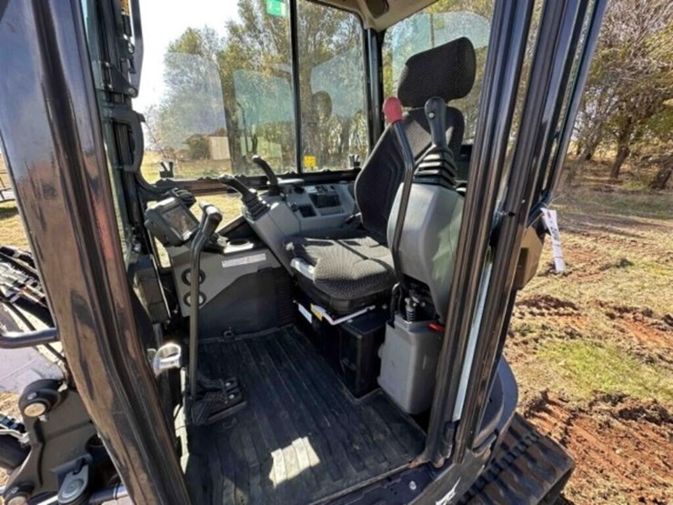 5802024-bobcat-e38-mini-excavator-image-26