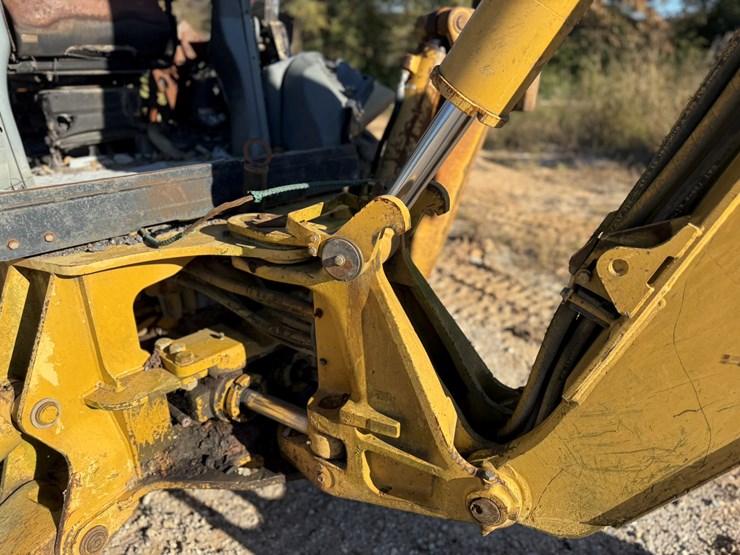 caterpillar-420d-image-40