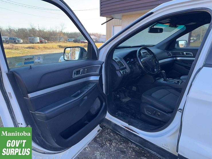 2017-ford-explorer-image-18