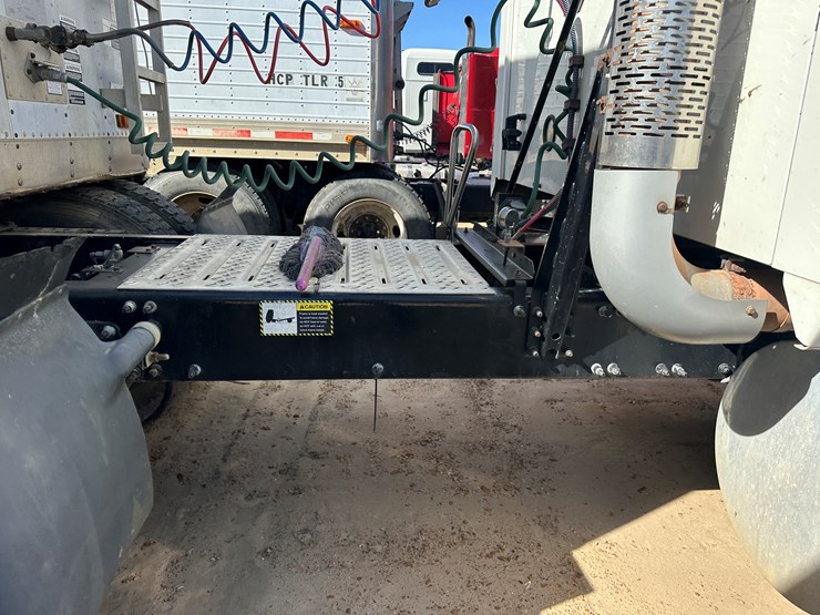 #33704-•-2011-mack-cxu-t/a-sleeper-truck-tractor-1m1aw09y8bm013165-image-46