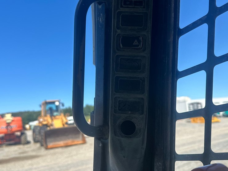 new-holland-l175-image-19