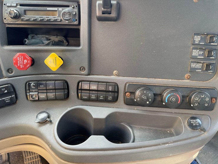 freightliner-semi-tractor-image-24