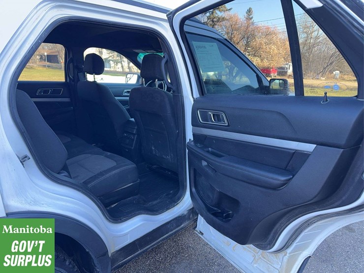 2017-ford-explorer-image-27