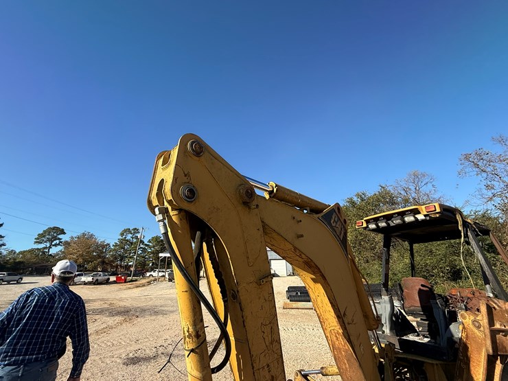 caterpillar-420d-image-22