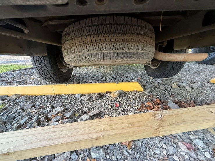 2004-chevrolet-suburban-image-16