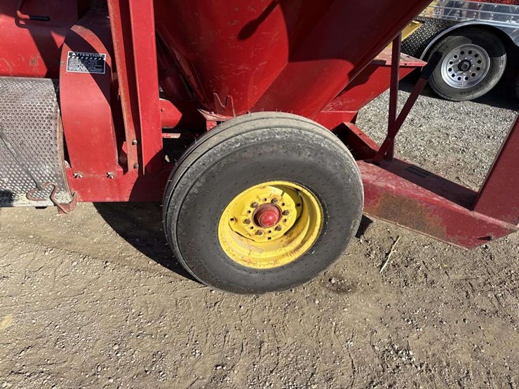 new-holland-353-image-8